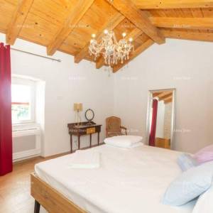 Prodaja: Dvije Povezane Kuće s velikim dvorištem, blizina Kanfanara