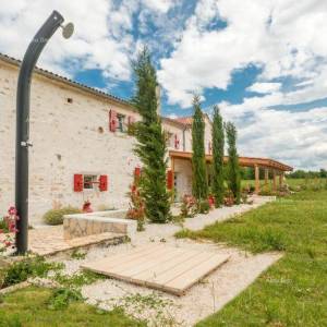 Prodaja: Dvije Povezane Kuće s velikim dvorištem, blizina Kanfanara