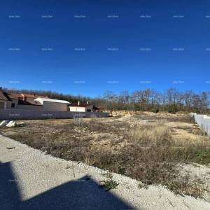 Prodaja građevinske parcele sa ishodovanom,  pravomoćnom građevinskom dozvolom , BIBIĆI!!