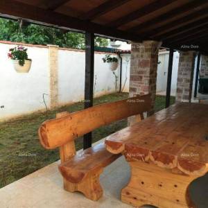 Prodaja- kuća s 4 stambene jedinice- okolica Višnjana!