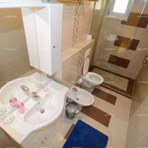 Prodaja- kuća s 4 stambene jedinice- okolica Višnjana!