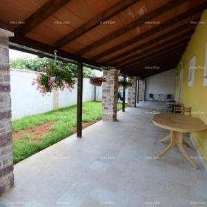 Prodaja- kuća s 4 stambene jedinice- okolica Višnjana!