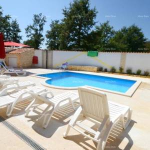 Prodaja- kuća s 4 stambene jedinice- okolica Višnjana!