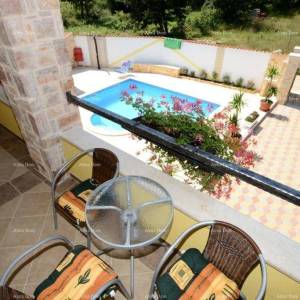 Prodaja- kuća s 4 stambene jedinice- okolica Višnjana!