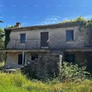 Prodaja kuće sa  stajom i zemljištem u blizini Barbana!