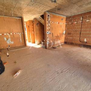 Prodaja kuće u nizu s bazenom