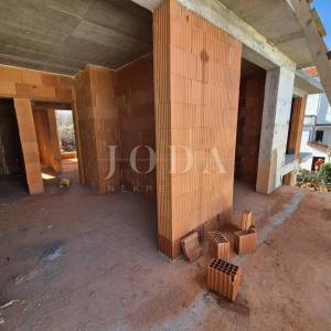 Prodaja kuće u nizu s bazenom