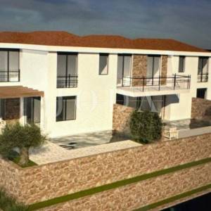 Prodaja kuće u nizu s bazenom