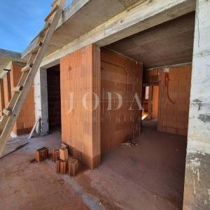 Prodaja kuće u nizu s bazenom