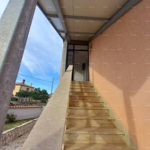 Prodaja, Ližnjan , kuća u nizu sa tri apartmana.