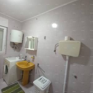 Prodaja, Ližnjan , kuća u nizu sa tri apartmana.