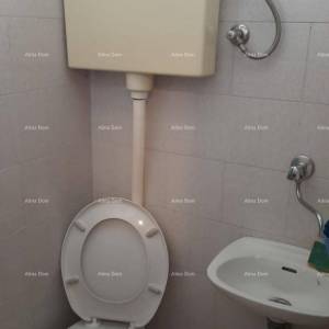 Prodaja, Ližnjan , kuća u nizu sa tri apartmana.