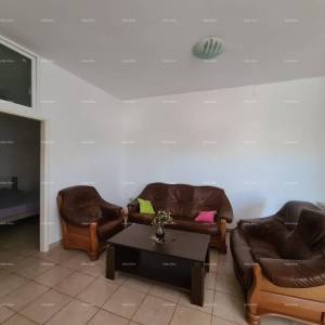 Prodaja, Ližnjan , kuća u nizu sa tri apartmana.