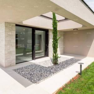 Prodaja obiteljske stambene kuće s bazenom, blizina Poreča!