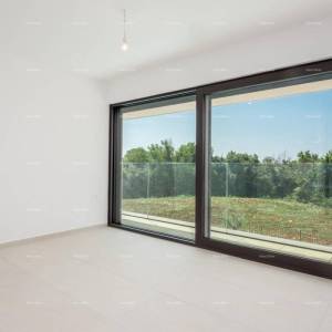 Prodaja obiteljske stambene kuće s bazenom, blizina Poreča!