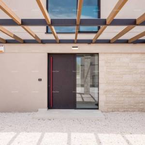 Prodaja obiteljske stambene kuće s bazenom, blizina Poreča!