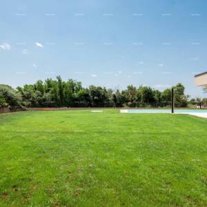 Prodaja obiteljske stambene kuće s bazenom, blizina Poreča!