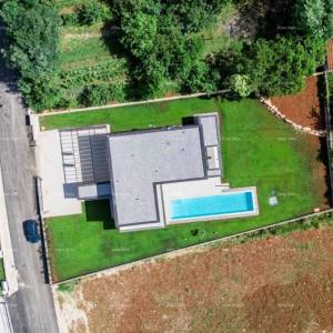 Prodaja obiteljske stambene kuće s bazenom, blizina Poreča!