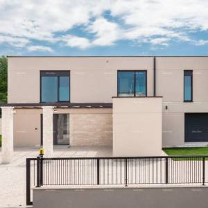 Prodaja obiteljske stambene kuće s bazenom, blizina Poreča!