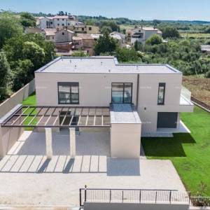 Prodaja obiteljske stambene kuće s bazenom, blizina Poreča!