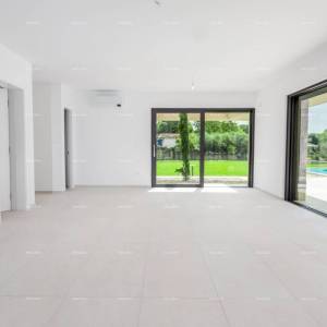 Prodaja obiteljske stambene kuće s bazenom, blizina Poreča!