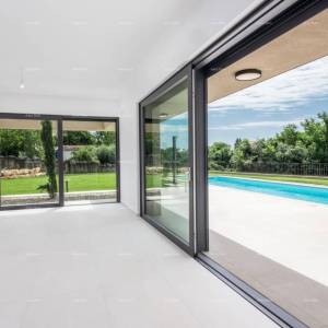 Prodaja obiteljske stambene kuće s bazenom, blizina Poreča!