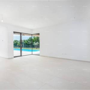 Prodaja obiteljske stambene kuće s bazenom, blizina Poreča!