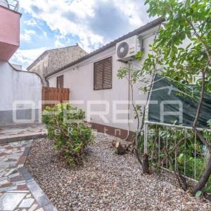 PRODAJA, STAN, CRIKVENICA, CENTAR, 2sobni STAN S VRTOM, 41m2, odmah useljiv, ure