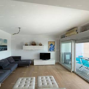 Prodaja- stan s pogledom na more - dvije minute do šetnice Lungomare, Pula!