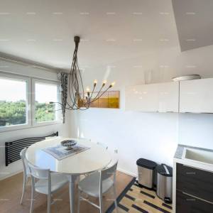 Prodaja- stan s pogledom na more - dvije minute do šetnice Lungomare, Pula!