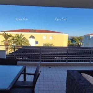 Prodaja - stan u atraktivnom stambenom kompleksu s pogledom na more! 200m od mora i plaža, Umag!