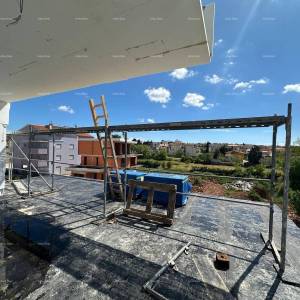 Prodaja stana/penthouse u novogradnji sa velikom terasom, Štinjan!