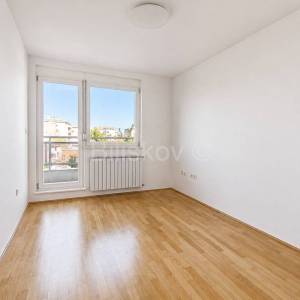 Prodaja,Kruge,trosoban stan-poslovni prostor 95m2,dizalo