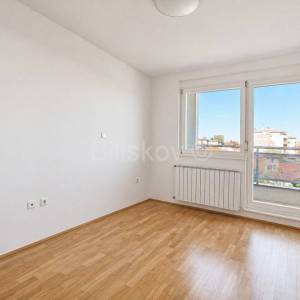 Prodaja,Kruge,trosoban stan-poslovni prostor 95m2,dizalo