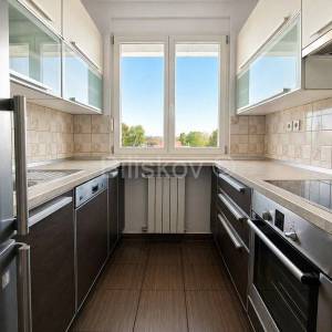 Prodaja,Kruge,trosoban stan-poslovni prostor 95m2,dizalo