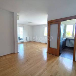 Prodaja,Kruge,trosoban stan-poslovni prostor 95m2,dizalo