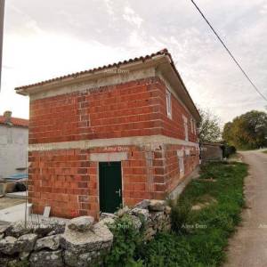 Prodaje se  atraktivna kuća u visokoj fazi gradnje, blizu Kanfanara