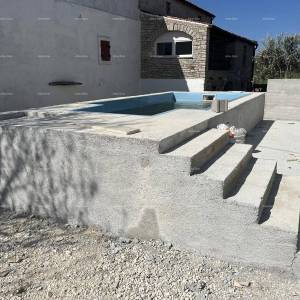 Prodaje se  atraktivna kuća u visokoj fazi gradnje, blizu Kanfanara