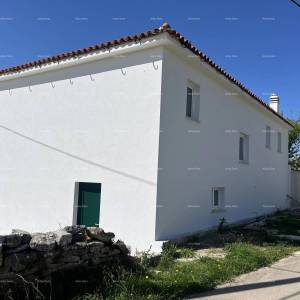 Prodaje se  atraktivna kuća u visokoj fazi gradnje, blizu Kanfanara