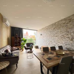 Prodaje se  dvoetažni stan, Medulin. Lokacija odlična,  idealno za obitelji sa malom djecom. U neposrednoj blizini hotela Arkus...