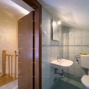 Prodaje se  dvoetažni stan, Medulin. Lokacija odlična,  idealno za obitelji sa malom djecom. U neposrednoj blizini hotela Arkus...