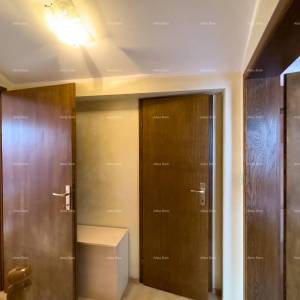 Prodaje se  dvoetažni stan, Medulin. Lokacija odlična,  idealno za obitelji sa malom djecom. U neposrednoj blizini hotela Arkus...