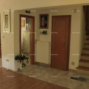 Prodaje se dvojna  kuća u Poreču, 2 km od mora