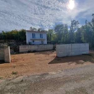 Prodaje se kuća s bazenom i pogledom na more – mirno selo Raša