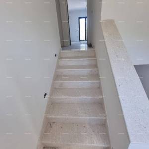 Prodaje se kuća s bazenom i pogledom na more – mirno selo Raša