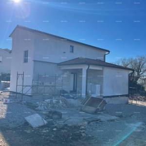 Prodaje se kuća s bazenom i pogledom na more – mirno selo Raša