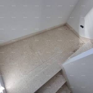 Prodaje se kuća s bazenom i pogledom na more – mirno selo Raša