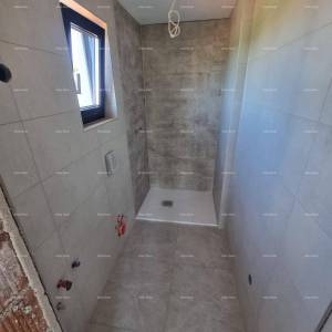 Prodaje se kuća s bazenom i pogledom na more – mirno selo Raša