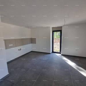 Prodaje se kuća s bazenom i pogledom na more – mirno selo Raša