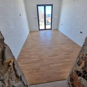 Prodaje se kuća s bazenom i pogledom na more – mirno selo Raša